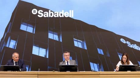 Los analistas valoran a Sabadell en 15.800 millones de euros y meten presión para que BBVA mejore la oferta de la opa
