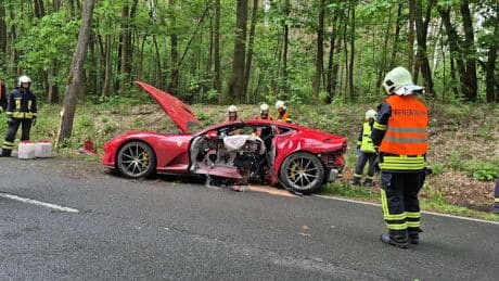 Ferrari geschrottet - Mit 1000 PS gegen den Baum