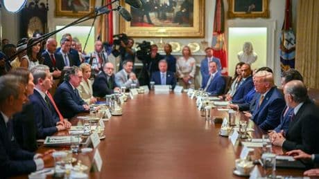 Guerra Ucraina, Trump cambia idea: dagli Usa le armi a Kiev. Lo sfogo su Putin: «Dice str...te, sta uccidendo troppe persone»