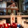 Drapeaux en berne, concerts ou matchs reportés… Différents deuils nationaux pour le pape François