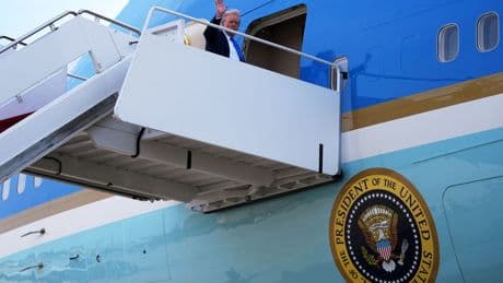 Tod des Papstes: Trump mit First Lady zur Papst-Bestattung abgeflogen