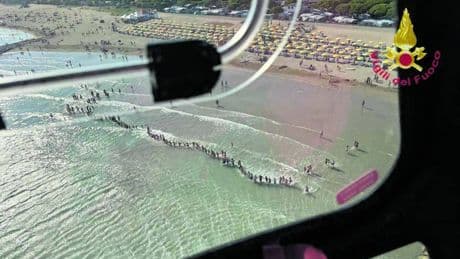 Trovato il corpo del bimbo disperso in mare. Non è servita la catena umana per salvarlo