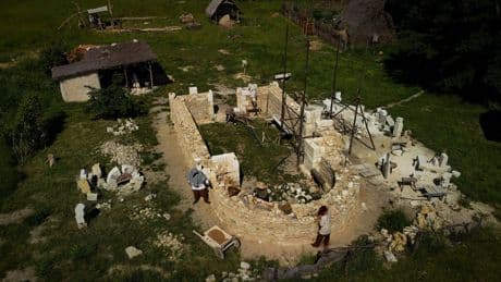 40 ans pour construire une cathédrale du XIe siècle avec des techniques médiévales : pari tenu en Guyenne