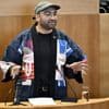 “Hoelang blijft u nippen aan uw champagne terwijl buiten gewapende jongeren lopen?”: dichter brengt in Brussels Parlement felle aanklacht tegen politieke klasse
