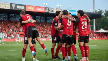 El milagro del Mirandés sigue vivo: ¡se jugará el ascenso con el Oviedo!