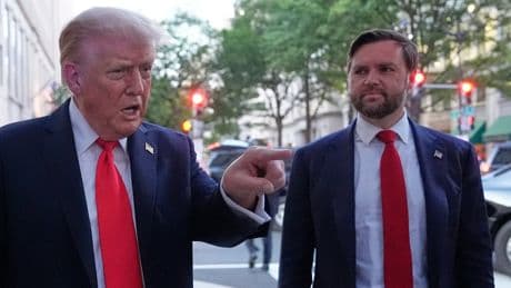 Trump, increpado mientras celebra el primer mes desde su ‘toma’ de Washington: “¡Eres el Hitler de nuestro tiempo!”