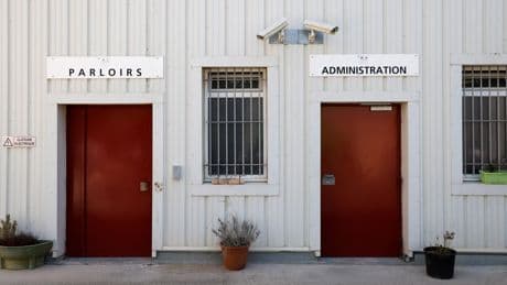 Barbelés, tessons de bouteille et bambous : déjà barricadés, les riverains des Baumettes angoissent à l’approche de la nouvelle extension de la prison