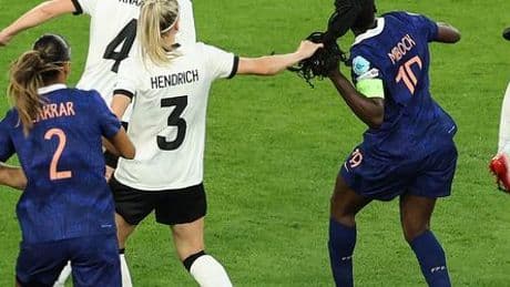 Fußball-EM 2025: DFB-Sportdirektorin Nia Künzer blamiert sich mit Erklärung zu Hendrich-Rot