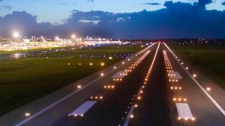 Flugverkehr soll nicht eingeschränkt werden: Bombe am Düsseldorfer Flughafen – B8n wird diese Nacht gesperrt