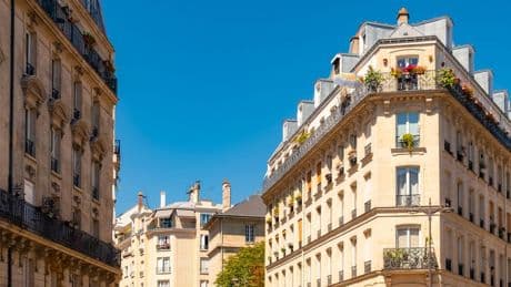 SCPI vs investissement locatif direct : quelle solution pour débuter dans la pierre ?