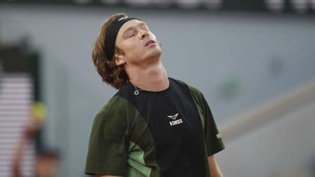 Sinner dominates Rublev to reach the quarterfinals