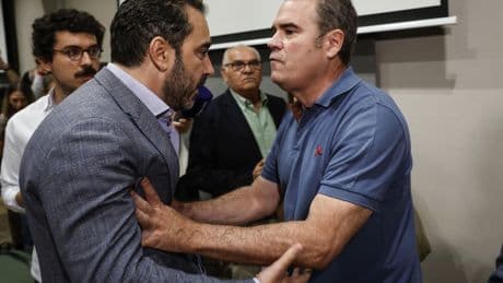 El empresario Javier Pérez Dolset empuja a Aldama en el tumulto de la comparecencia de Leire Díez