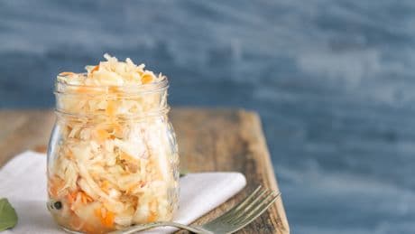 Deutlich gesünder als aus dem Supermarkt: So machen Sie Sauerkraut selbst