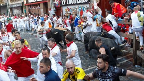 Los toros de La Palmosilla protagonizan el encierro más peligroso y masificado