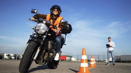 Las autoescuelas aplican desde hoy los cambios normativos de la DGT para la obtención del carnet de conducir de moto