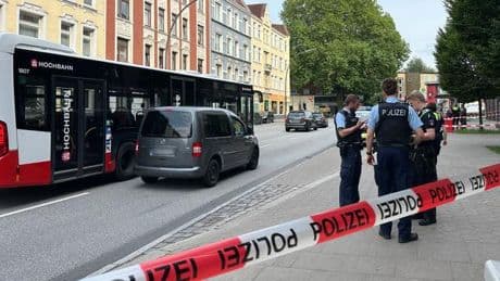 Hamburg: Raub in Hamburger Bus - Menschen mit Schnittverletzungen