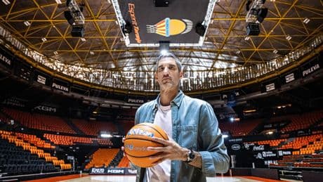 Rubén Burgos, entrenador del Valencia Basket, campeón de la Liga femenina: “Lo normal no es ganar siempre y en el club lo saben”