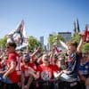 PSV-spelers arriveren op uitzinnig stadshuisplein in Eindhoven, kijk hier live mee