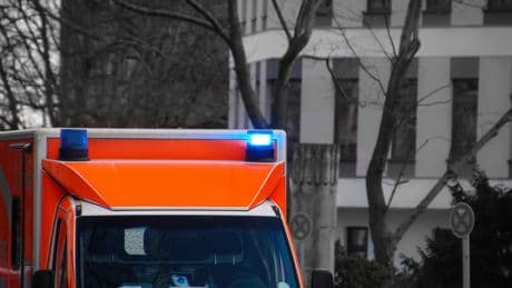 Rettungseinsatz: Darf man bei nahendem Blaulicht über die rote Ampel fahren?