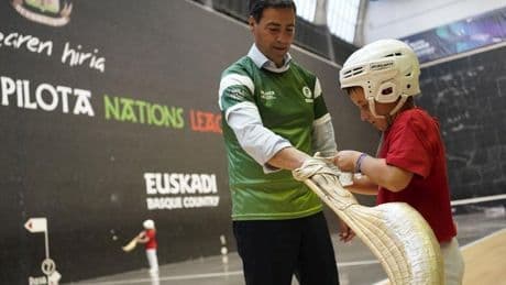 Pradales arropa a la selección vasca de pelota