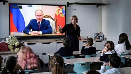 Face aux “campagnes d’endoctrinement”, des familles russes misent sur l’enseignement alternatif