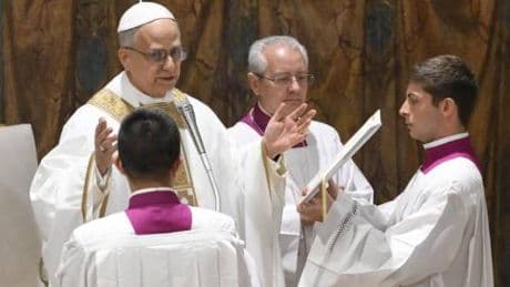 La preghiera in San Pietro e il programma di Leone. "Gesù non è un superuomo. Chi ha potere resti piccolo"