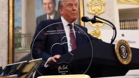Apple made a 24k gold and glass statue for Donald Trump