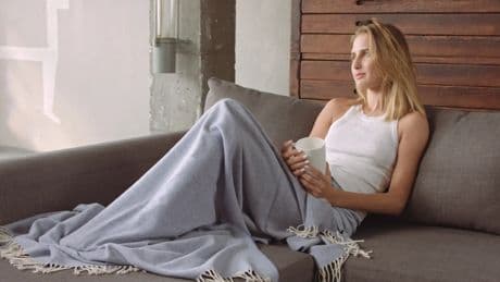 Mantas, velas y galletas: el &#039;cozymaxxing&#039; es la nueva tendencia para reducir el estrés