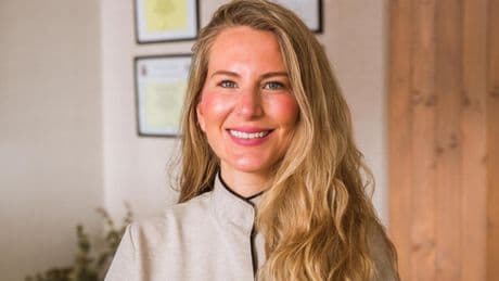 La dentista Laura Pérez alerta sobre los efectos silenciosos del estrés y la ansiedad en la salud bucodental: ''La boca es el primer lugar donde se manifiesta la sobrecarga mental''