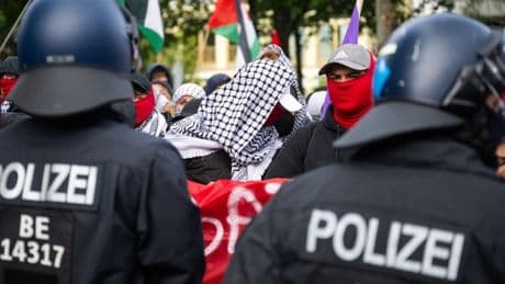 Berlin: Mehrere Polizisten bei propalästinensischer Kundgebung verletzt
