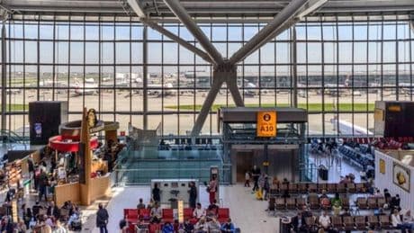 Evacúan una terminal del aeropuerto londinense de Heathrow tras haber detectado posibles "materiales peligrosos"
