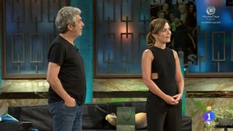 Broncano deja sin regalo a Darín en 'La Revuelta' y obsequia a Andrea Prieta con un adoquín dedicado