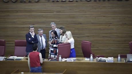 Las Corts Valencianes, sin 25 d'Abril al presentar la presidenta de Vox un texto sin consenso