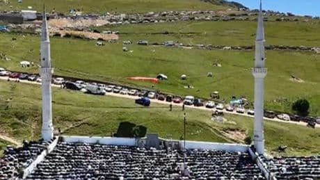 Üstü açık tarihi camide cuma namazı geleneği devam ettiriliyor