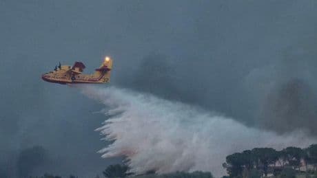 Incendie fulgurant dans l’Aude : 4 000 hectares ravagés, des campings et des habitations évacués, un blessé grave