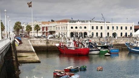 Muere un hombre tras caer desde un muro en el puerto de Santurtzi