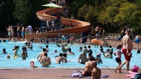 Schwimmbäder | Linke will Schwimmbäder retten