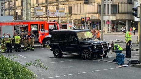 Stuttgart: Auto fährt in Stuttgarter Innenstadt in Personengruppe