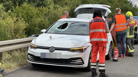Unbeteiligte bei Unfall auf A4 getötet - Leitplanken-Teil fliegt in Auto und erschlägt Frau
