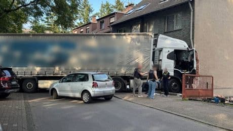 Oberhausen: Sattelschlepper rammt Wohnhaus – zwei Tote