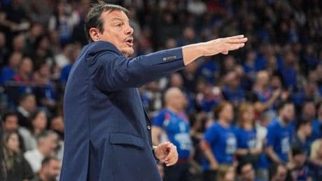 Ergin Ataman ile Anadolu Efes tribünleri arasında gerginlik!