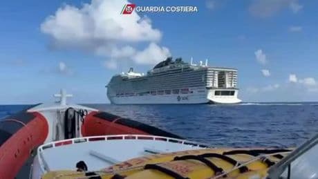 Neapel: Kreuzfahrtschiff nach Havarie eingelaufen