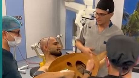 Ohne Vollnarkose - Patient spielt Instrument bei Hirn-OP