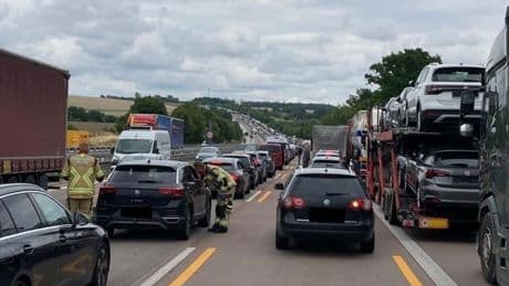 Unfall auf A4: Keine Rettungsgasse – Feuerwehr muss sich zu Fuß vorkämpfen