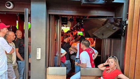Woedende supporters in Amsterdam keren Ajax de rug toe: ’Losers, ik schaam me!’