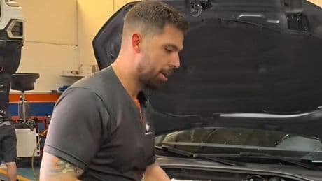 "El coche va perfecto… eso es lo que tú te crees": la advertencia de un mecánico sobre un error que puede dañar el motor