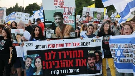 Le voci da Israele: «Per i nostri cari rapiti è una condanna certa. Così impazziremo»