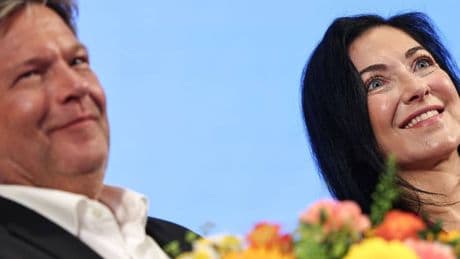 Habeck übergibt Ministeramt an Reiche  : Eine Amtsübergabe voller warmer Worte und Pathos