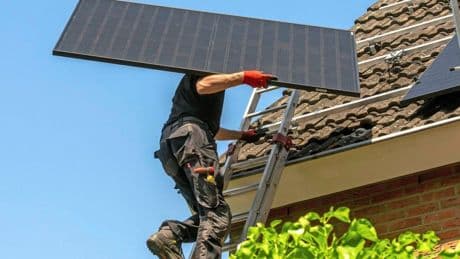 Zonnepanelenbezitter schrikt van terugleverkosten bij energiebedrijf: ’€60 miljoen per jaar’