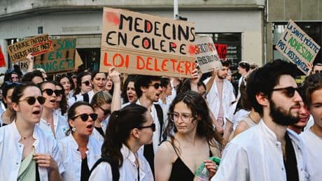 Loi sur la régulation de l'installation des médecins : la tension montre en attendant le vote